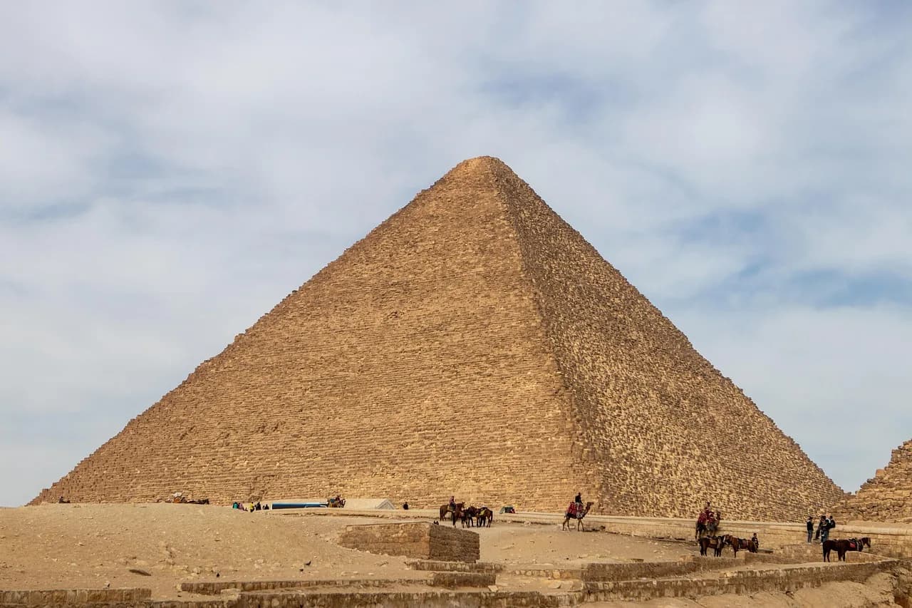 egypt, giza, pyramid, sphinx, cairo, desert, pharaoh, ancient, history, egyptian, travel, sand, monument, architecture, landmark, archeology, nature, brown history
